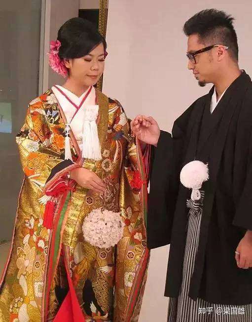日本神前式婚礼 最好奇的便是新娘子身上的那一袭白衣 知乎