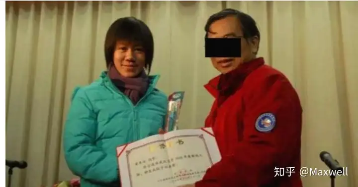 763分省状元黄来女，为照顾瘫痪父亲还背着一起上学，如今怎么样？