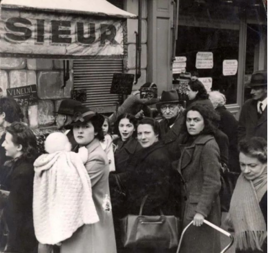 1941 年 5 月，巴黎的犹太人正在购买食品。