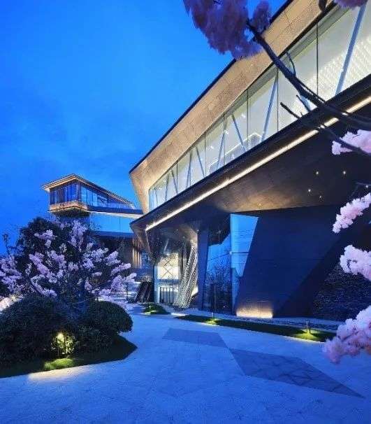 特别的售楼部十一21米超长钢结构悬挑的漂浮售楼处