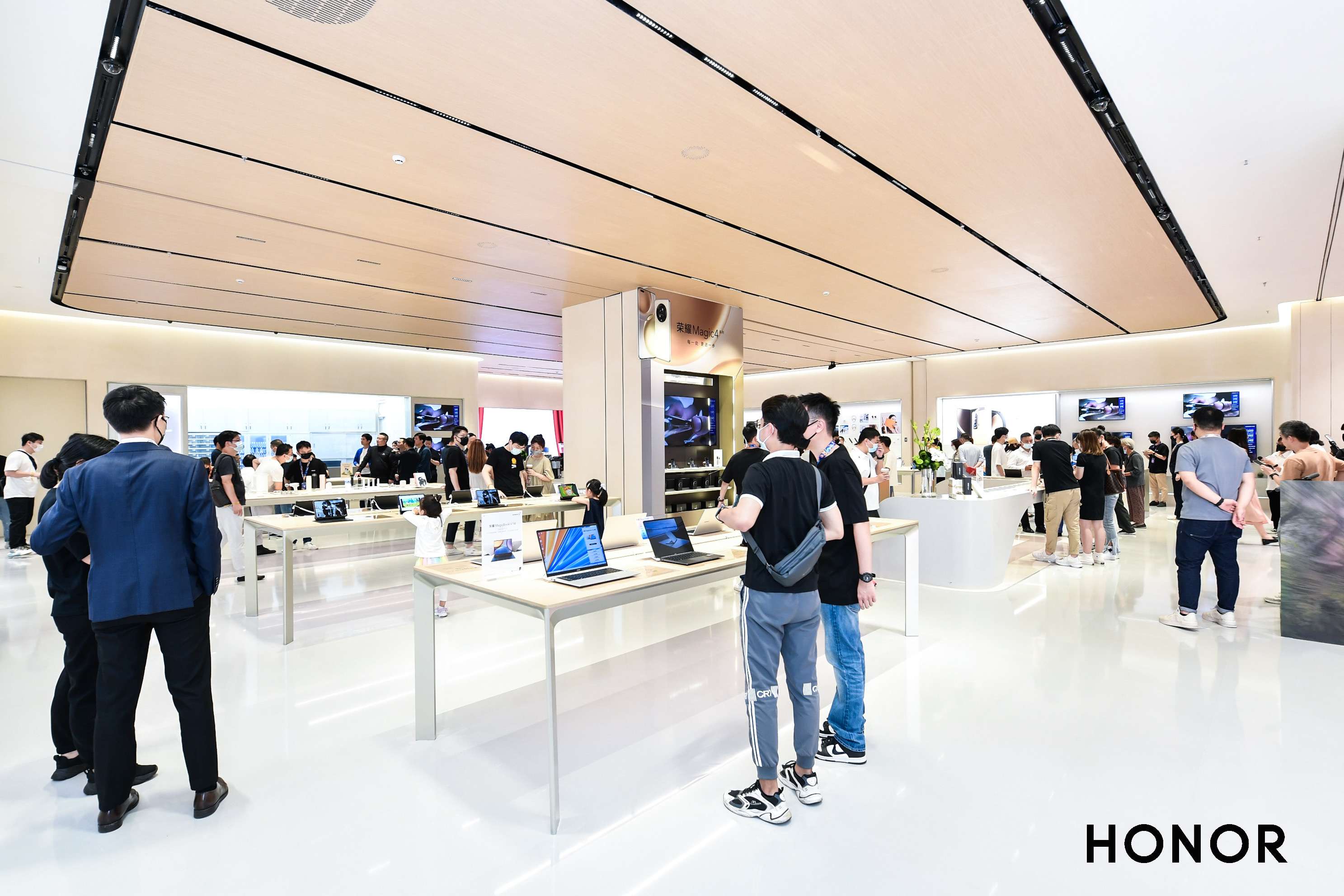 荣耀life店深圳海岸城4月30日盛大开幕荣幸受邀给现场嘉宾顾客讲解