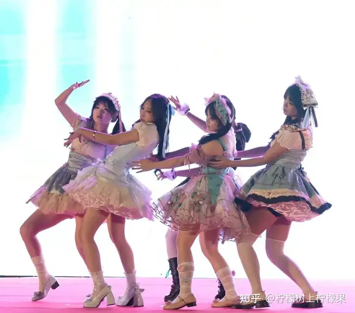 【活力校園】青春鑄底色 逐夢向未來|我校富陽校區(qū)體育藝術(shù)節(jié)閉幕式暨元旦晚會圓滿舉行!(圖10) 【活力校園】青春鑄底色 逐夢向未來|我校富陽校區(qū)體育藝術(shù)節(jié)閉幕式暨元旦晚會圓滿舉行!(圖10)