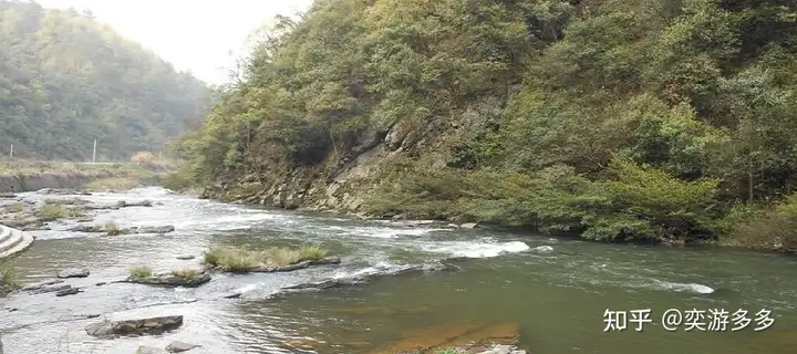 丛林峡谷中疾驰而下，炎炎夏日的清凉选择，不要错过这些漂流胜地