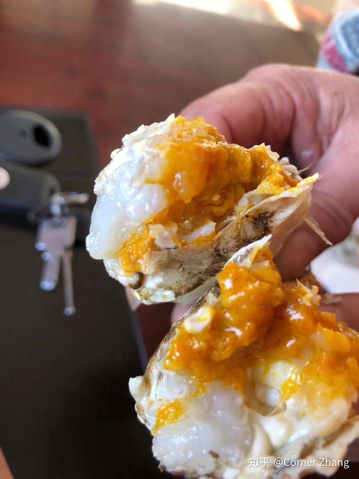 公蟹已经成熟,白色膏体就是公蟹的精子 成熟的公蟹是蟹黄和蟹膏同在的