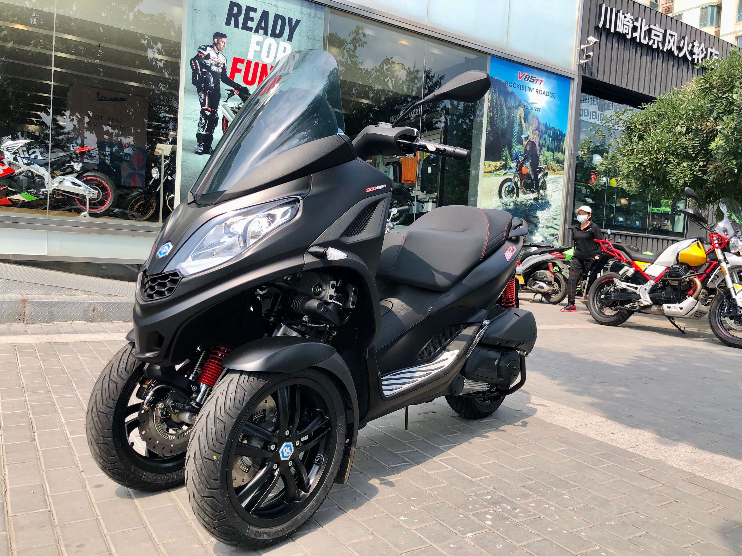 阿丁跑得慢 的想法: 能倾倒的倒三轮——比亚乔mp3 300 hpe sp