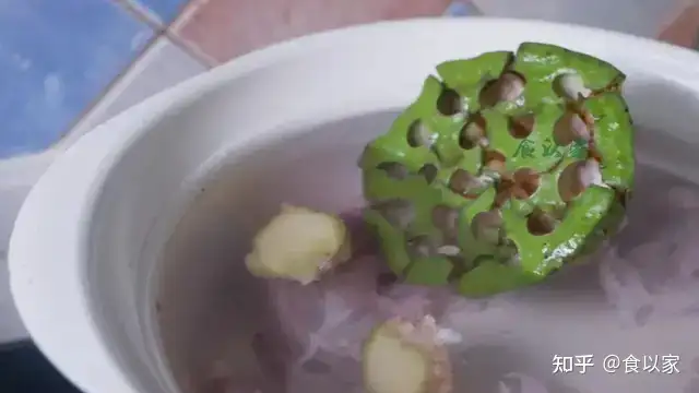 吃新鲜莲子，不要丢弃它，活血化瘀，女人最适合（吃新鲜的莲子有什么好处和坏处）