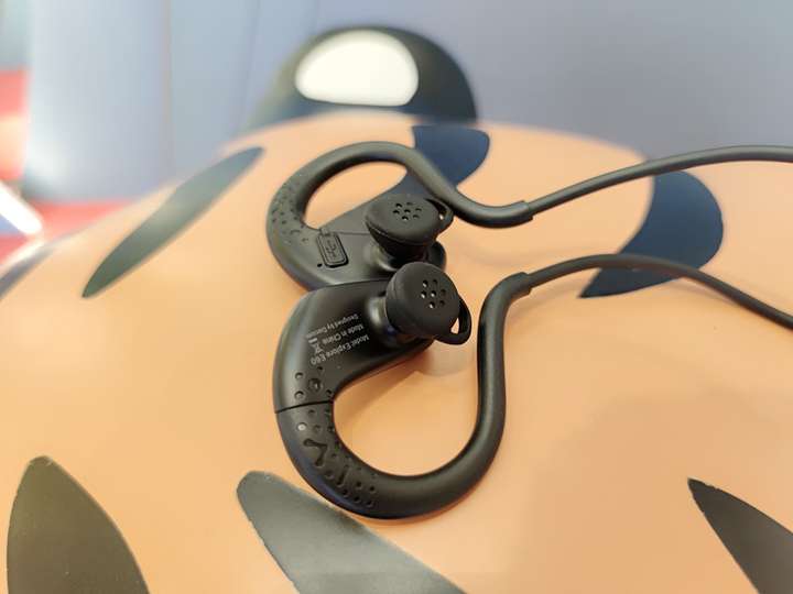 别再纠结骨传导还是气传导了,用这个耳机,护耳音质好!