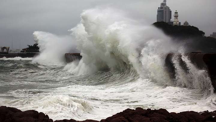 在海边游玩,一定要避开风暴潮,台风附近时间,注意潮汐涨落