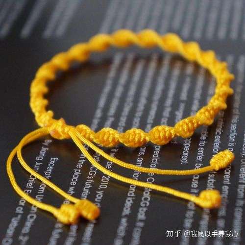 为什么我用红绳编织的平结手链总是会卷起来像dna那样