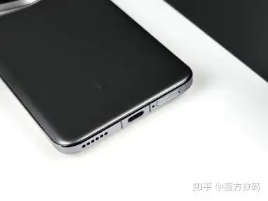 在屏幕外层,荣耀旗舰手机magic6 rsr保时捷设计配有新一代金刚巨犀