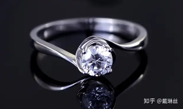 2019年钻戒戴法知识科普 求婚订婚结婚戒指的戴法 