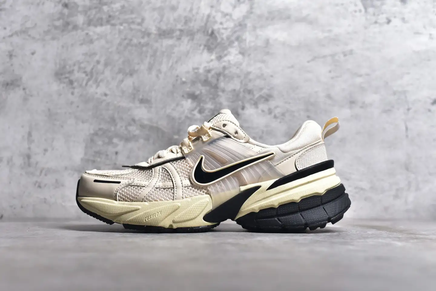 耐克Nike Runtekk Summit White Metallic Silver 复古缓震跑步鞋- 知乎