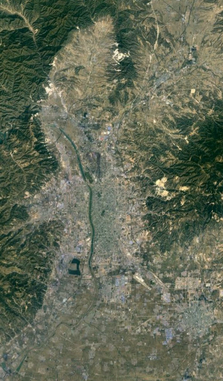 山西太原,地处太原盆地北缘,东山,西山和北山三面环绕,成为俯瞰这座
