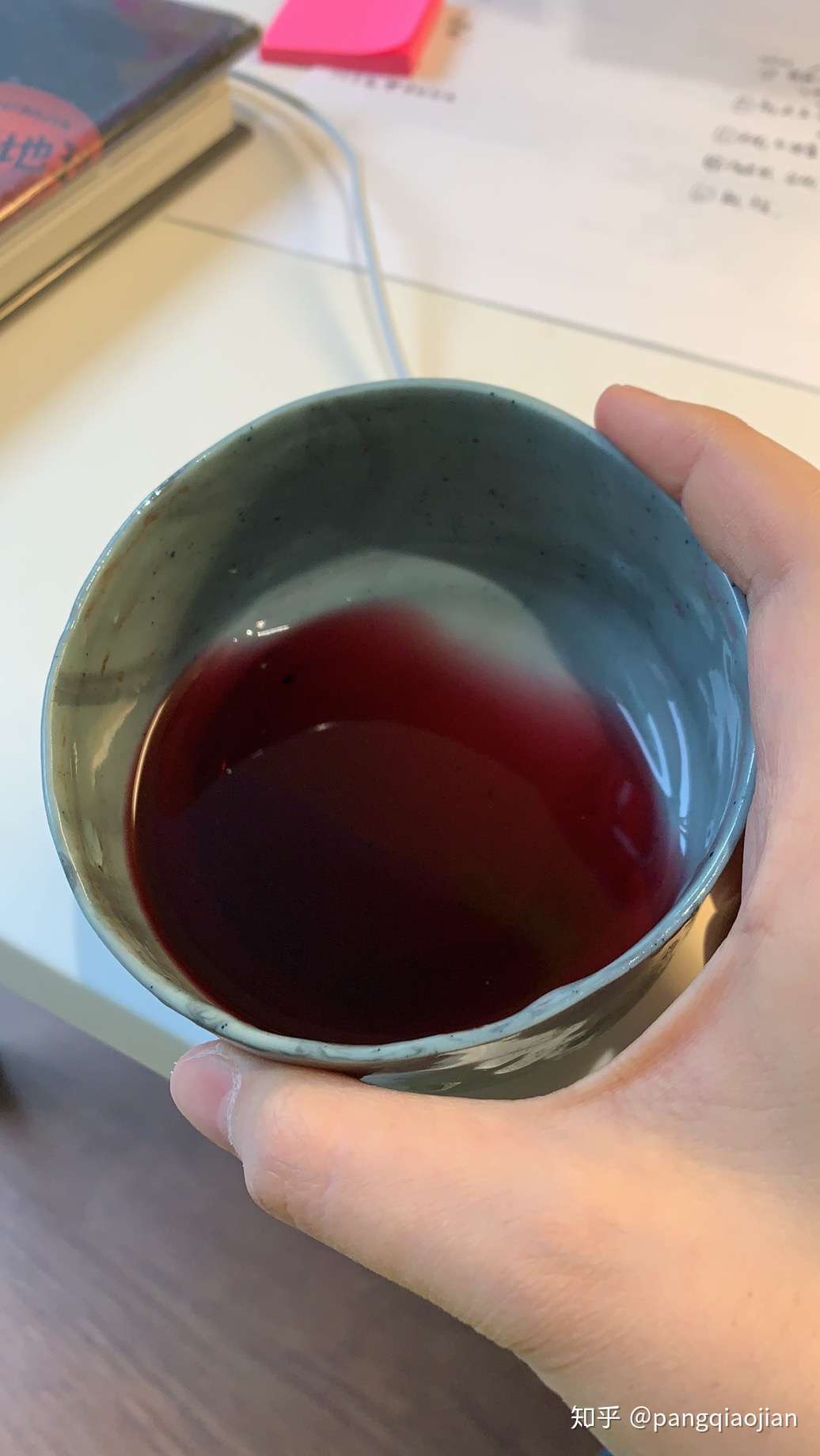 pangqiaojian 的想法: 用小破碗喝法国红酒,还是我朋友自己用手