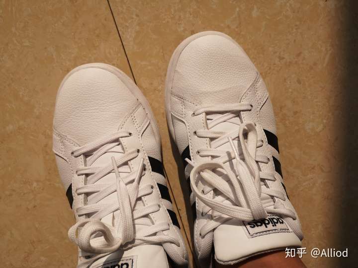 左边因该正常折痕 虽然这种鞋子有折很正常但是右边这个明显不对啊