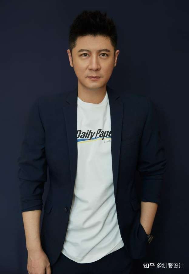 减肥成功的任重现身机场身材超有型衣品开挂帅到认不出来