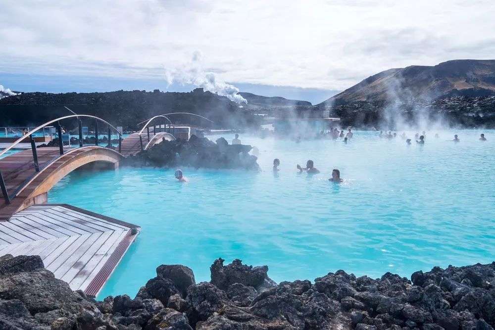 刘昊然旅行大片帅出天际 火山与冰洞 旷野与瀑布 这里被列为此生必去的地方 知乎