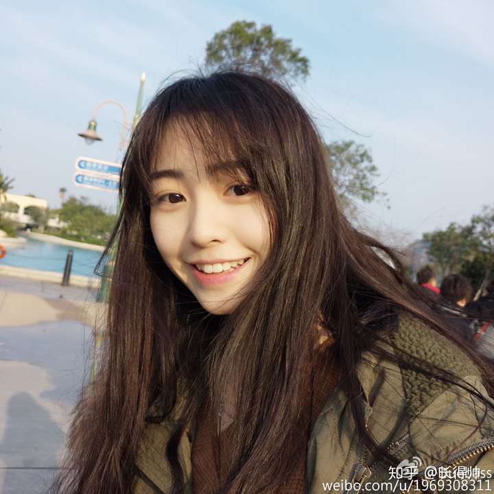 这张照片,张雅钦   ,可能美颜了,但她的五官素颜应该也一样美我认为