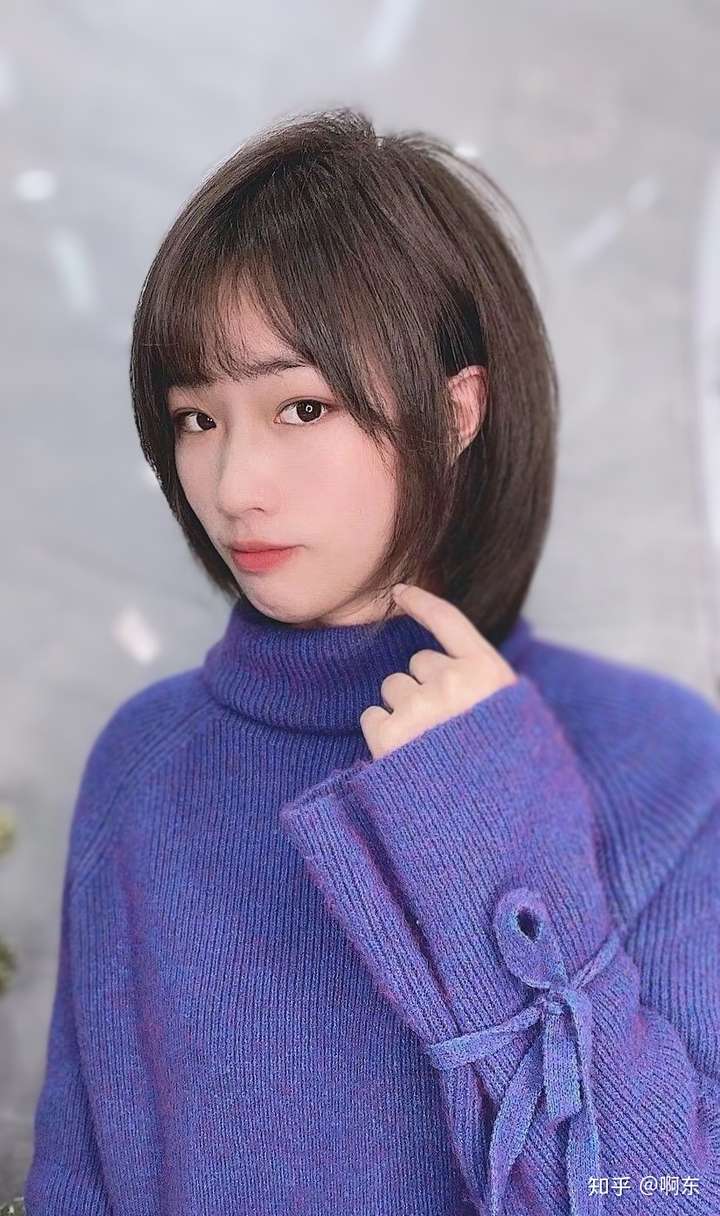 请问菱形脸,大脸,大鼻子,长得矮的女生适合什么发型?