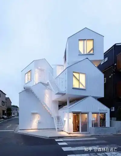 他于1994年毕业于东京大学,并于2000年创建了藤本壮介建筑师事务所