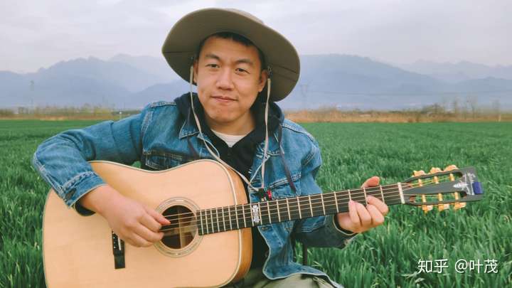 对于一个只唱过歌没有碰过乐器的人来说学吉他难吗