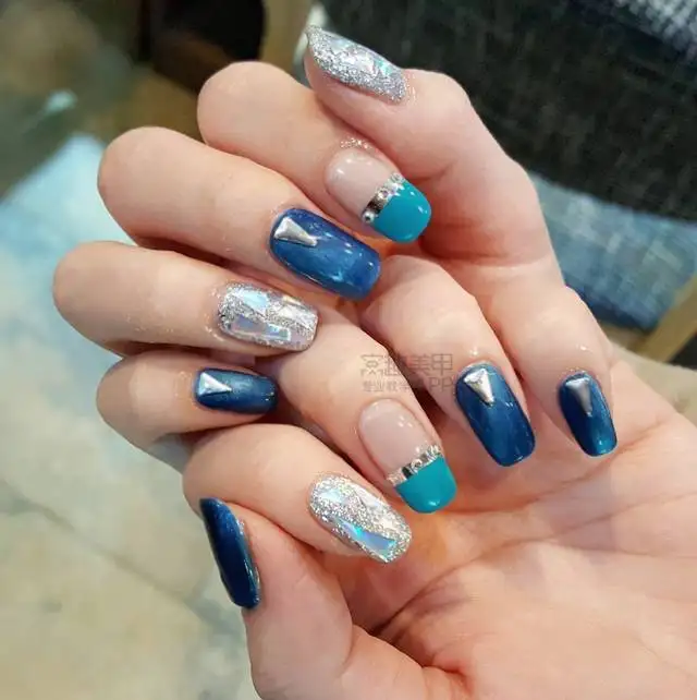 one荐美甲 ▏孔雀蓝美甲 众多色彩中的惊鸿一笔