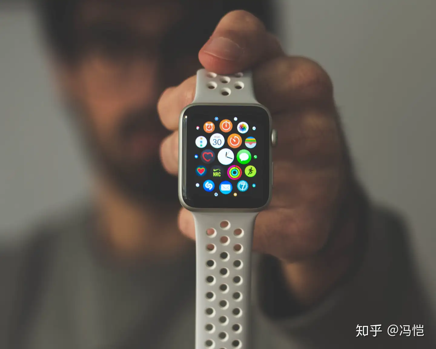 Apple Watch Series 4 ：有iPhone 了，还需要再买一块手表吗？ - 知乎