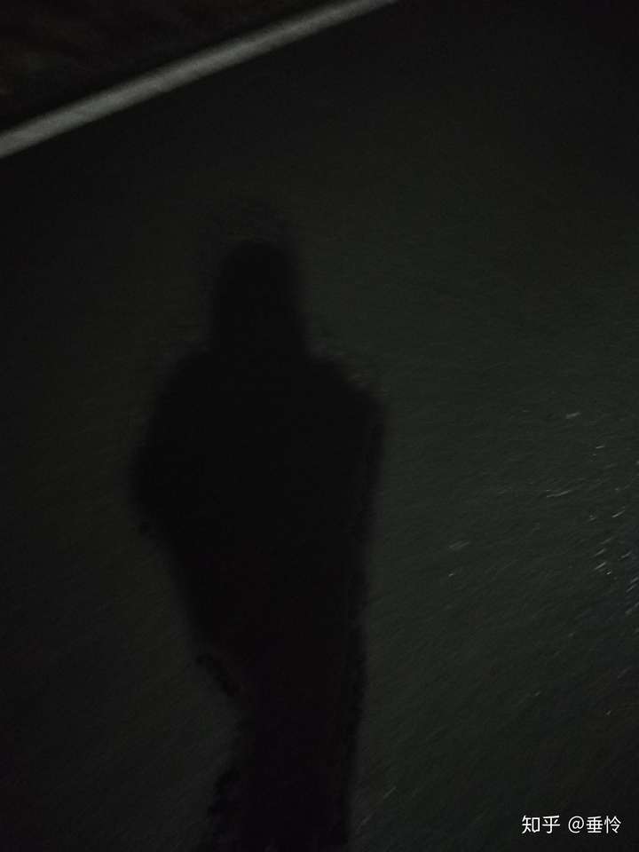 一个人走夜路害怕图片图片