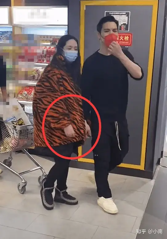 郭碧婷身材圆润疑似有孕，向佐贴心似热恋情侣！同是豪门婚姻奚梦瑶却被骂惨！