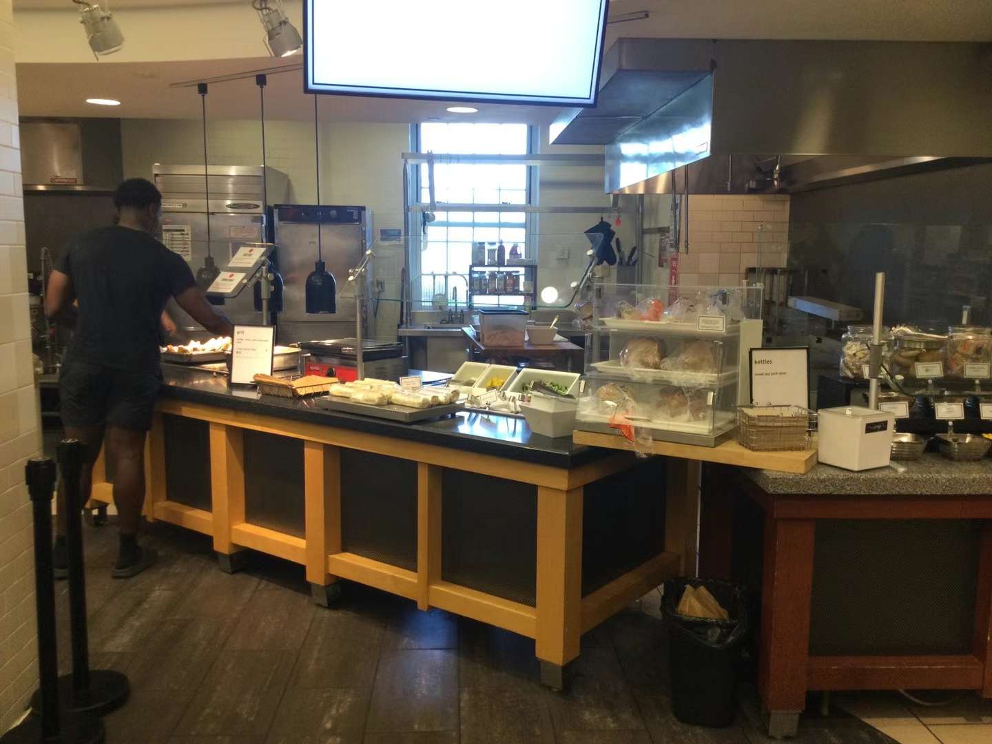 70老头爱学习 的想法: 这是美国大学自助餐餐厅 | 这是被称为小