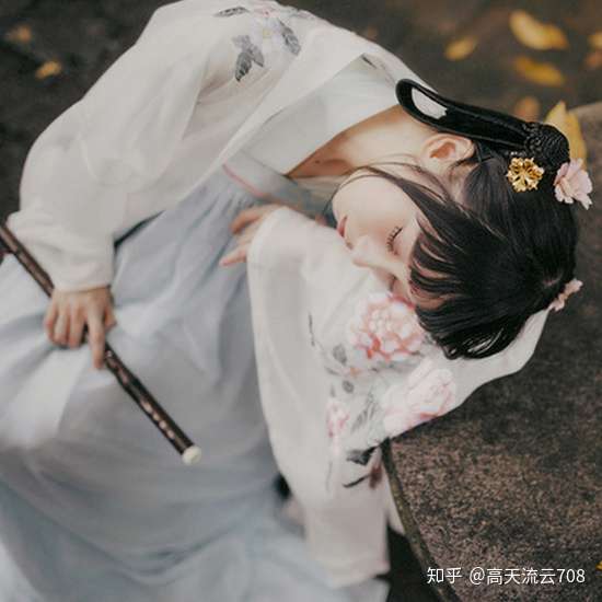 高天流云708 想做文化人 七绝《相思情浓》新韵 雨打芭蕉泪眼容