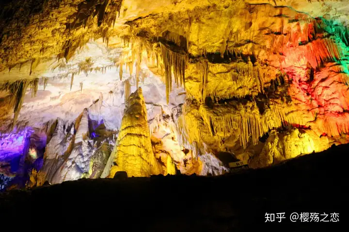 世界上最大的充水溶洞，全长3000米，被誉为“最美旅游洞穴”之一