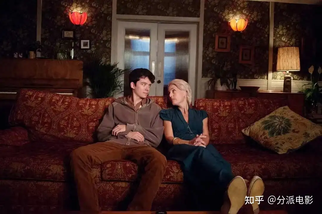 网飞尺度顶流校园剧,《性爱自修室》回来了!