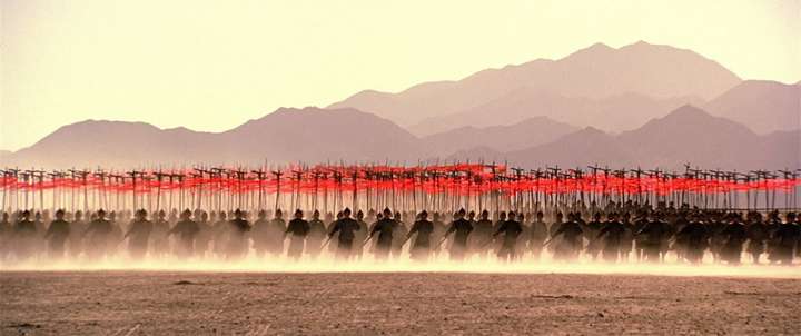 2002年的《英雄》,大秦锐士,大秦箭阵,面对箭雨泰然自若的书法教师