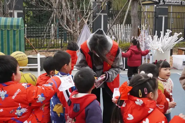 浙江省广播电视中等专业学校学子参与塘栖第一幼儿园元旦迎新游园志愿服务活动!(图7) 浙江省广播电视中等专业学校学子参与塘栖第一幼儿园元旦迎新游园志愿服务活动!(图7)