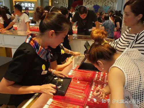金价创新低！大妈狂“剁手”，有人一次买10根金条，现在该买吗？