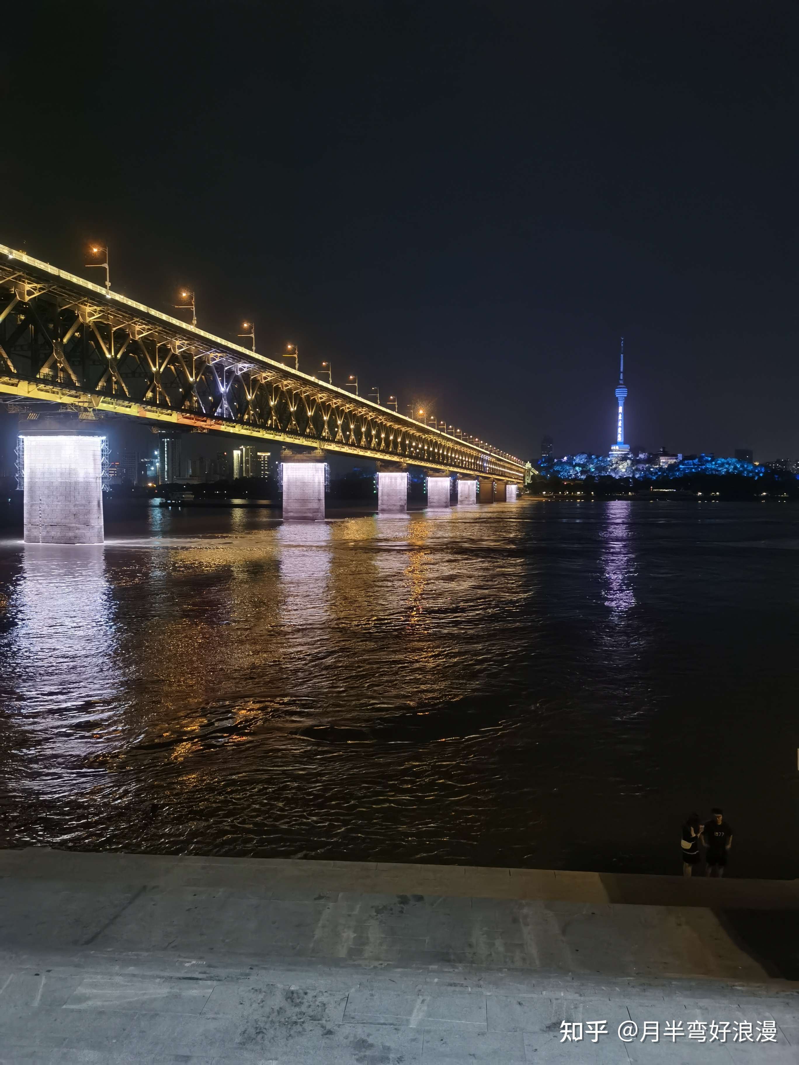 夜游武汉长江大桥图片