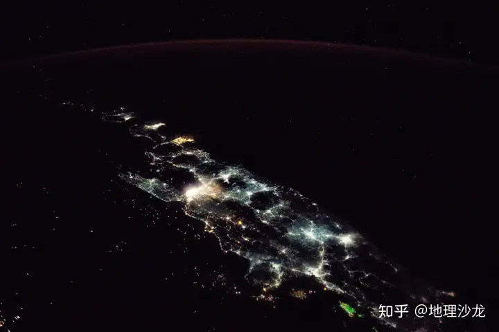 印度尼西亚塞梅鲁火山持续喷发，形成的火山灰柱高达1.2万米