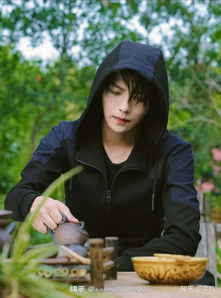 谢邀 我因为终极笔记认识了他,并且粉上了他.