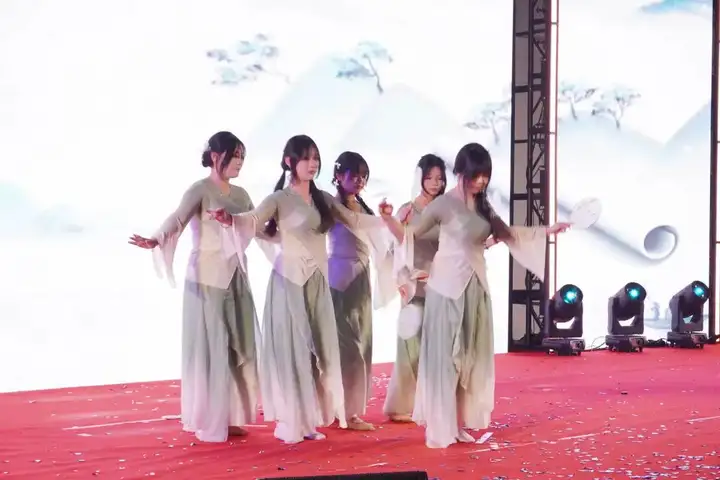 【活力校園】體藝融匯 活力迎新 | 塘棲校區(qū)體育藝術(shù)節(jié)閉幕式暨元旦晚會圓滿落幕!(圖19) 【活力校園】體藝融匯 活力迎新 | 塘棲校區(qū)體育藝術(shù)節(jié)閉幕式暨元旦晚會圓滿落幕!(圖19)