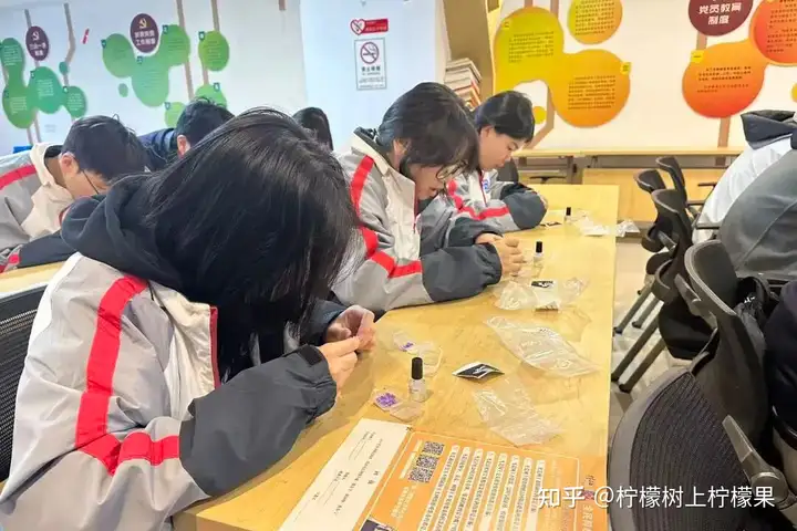 巧手傳溫情 童心映暖冬 | 我校學生參與枇杷灣社區手工坊志愿服務活動！(圖2)