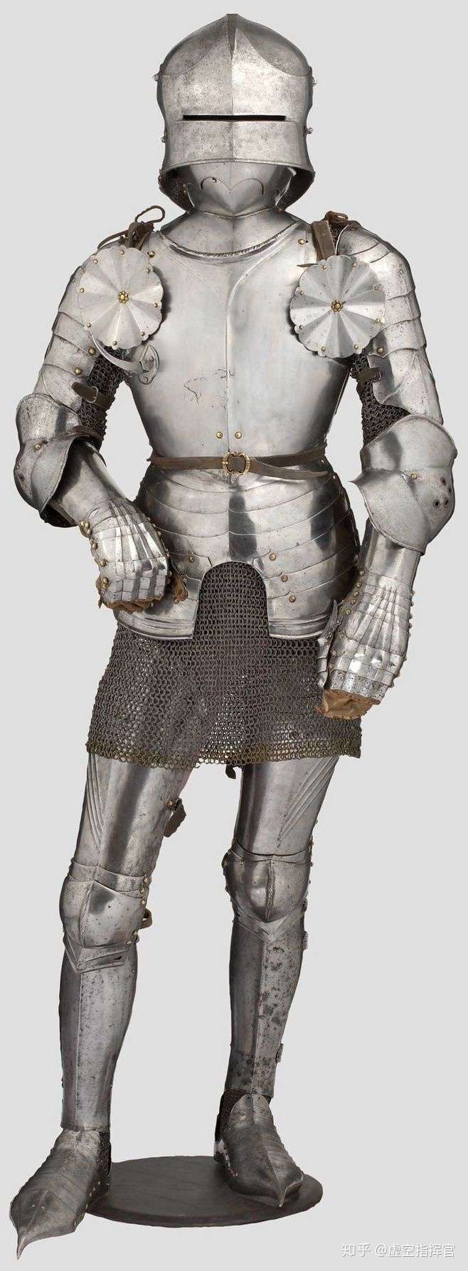板甲这玩意做出来是给重骑兵穿的,里面还有一层锁甲一层缓冲的绵甲