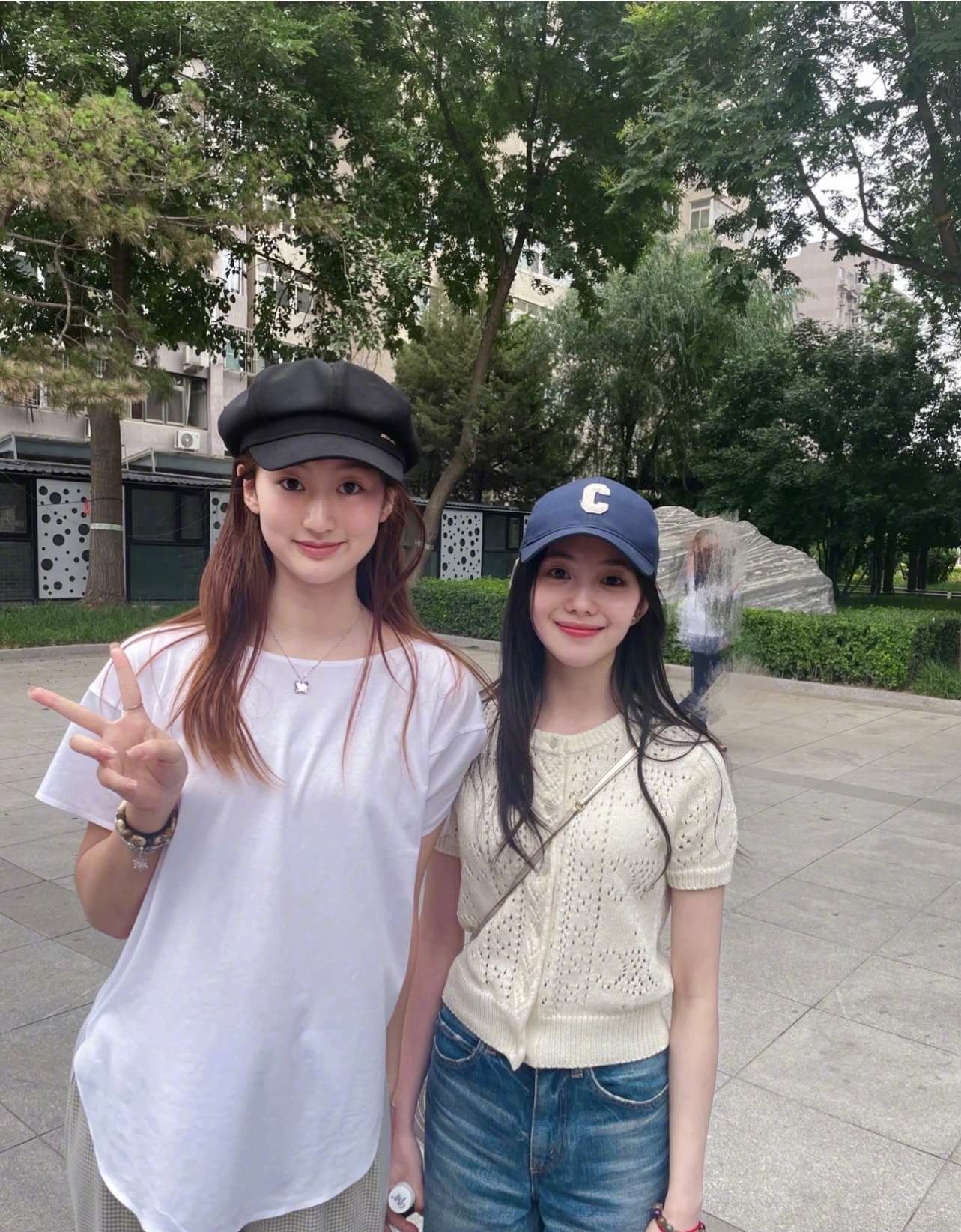 娱乐闪接触 的想法: 北舞学妹们近日偶遇的刘浩存,平易近人!… - 知乎