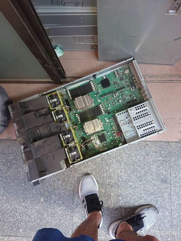 超便宜的12盘位nas华为rh2285v2测评