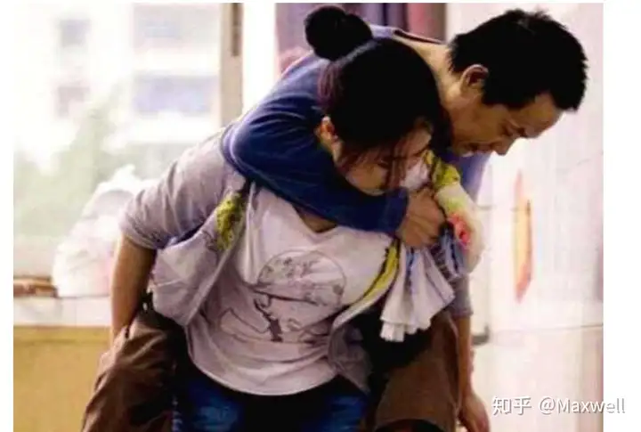 763分省状元黄来女，为照顾瘫痪父亲还背着一起上学，如今怎么样？