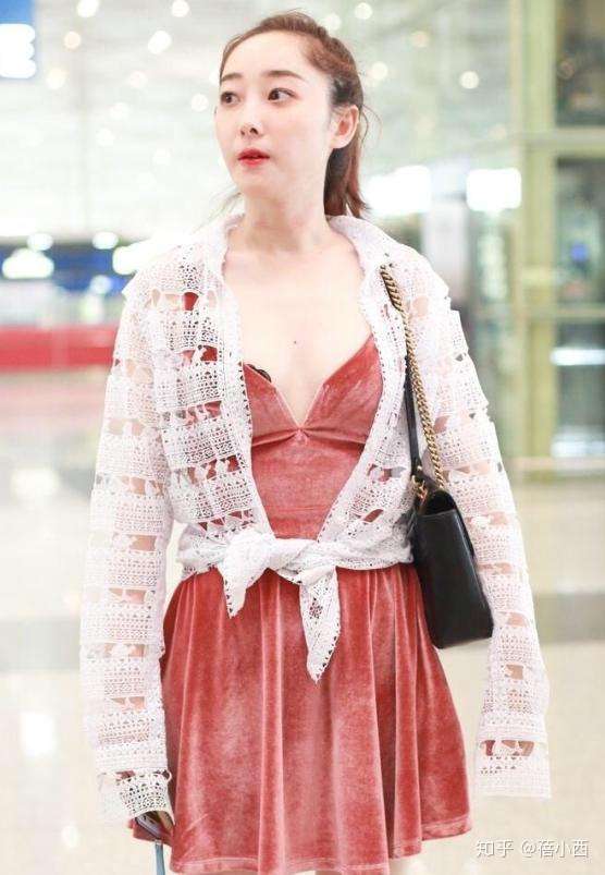 蒋梦婕又现清凉穿搭,超低胸吊带连衣裙配防晒衫,幸好不俗气插图2 蒋梦婕又现清凉穿搭,超低胸吊带连衣裙配防晒衫,幸好不俗气插图2