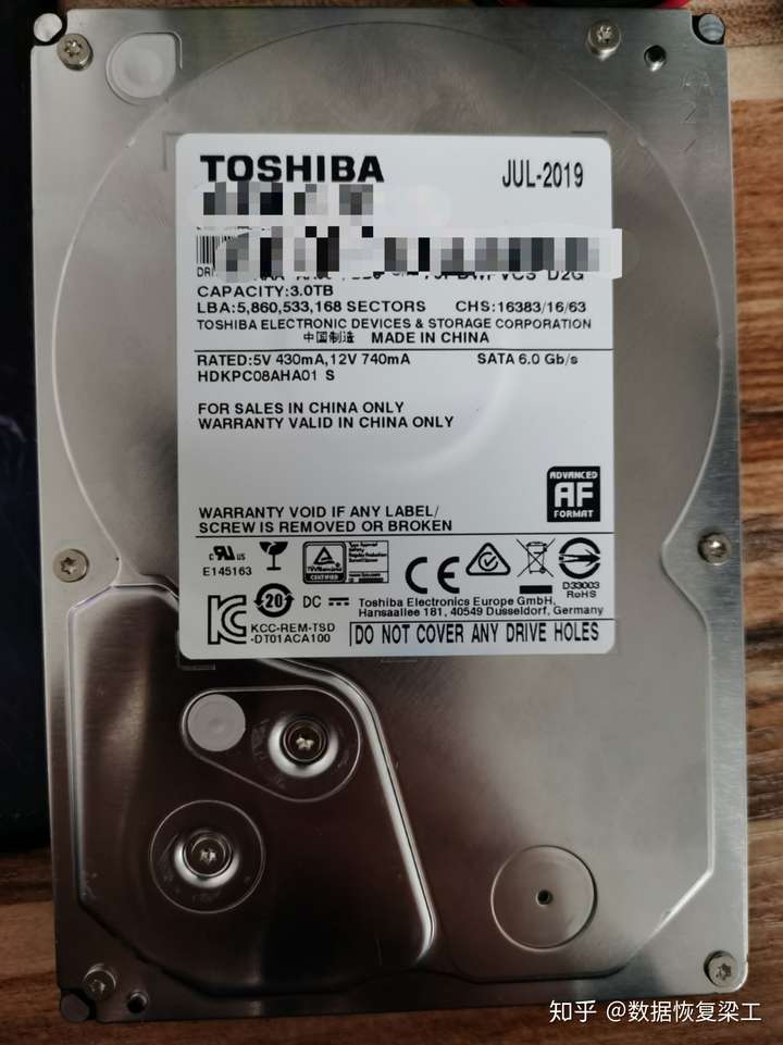 东芝3t台式机硬盘2个盘面严重划伤2次开盘数据恢复