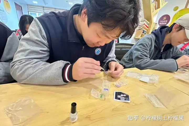 巧手傳溫情 童心映暖冬 | 我校學生參與枇杷灣社區手工坊志愿服務活動！(圖3)