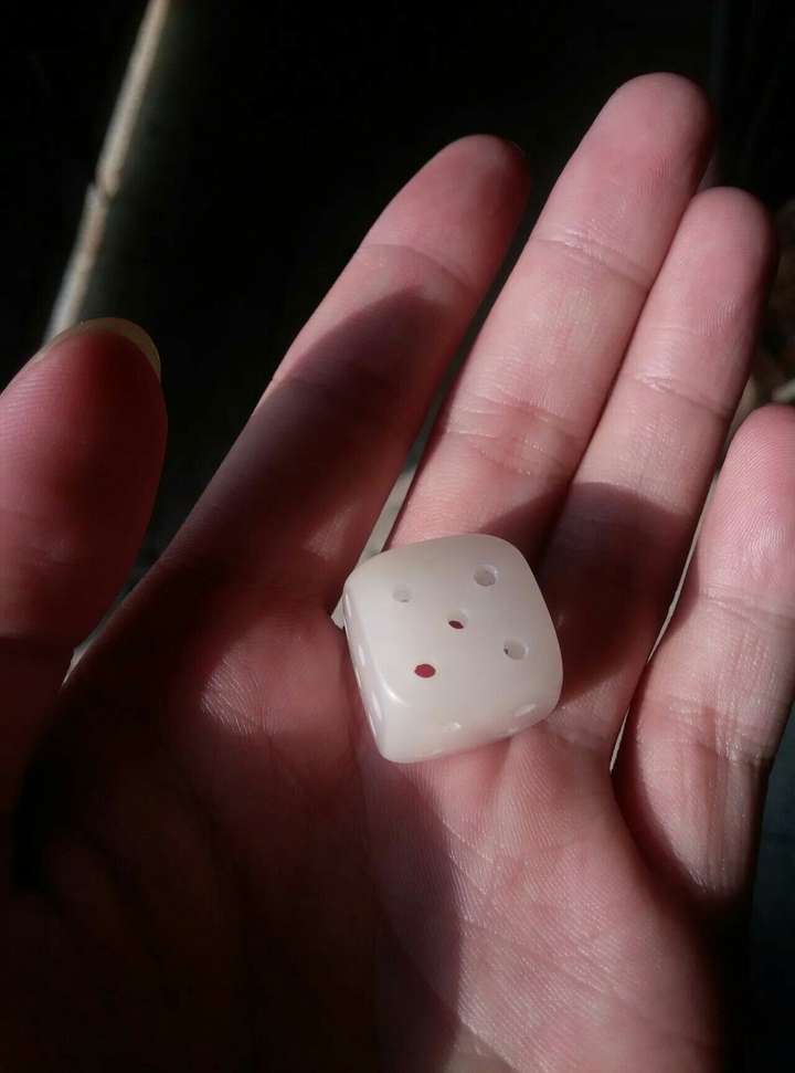 《沙海3:沙盅汪洋》吴邪被割喉的那一章,标题为什么叫"玲珑骰子安红豆