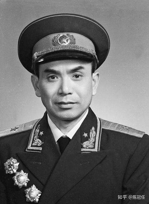 率先打进南京总统府的是此少将新中国任大军区政委14年